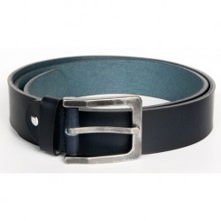 Velmi tmavě modrý, téměř černý kožený opasek. Šířka 39 mm, délka 125 cm