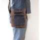 Střední pánská taška z pevné kůže s popruhem přes rameno bez značek a nápisů