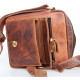 Menší pánská taška z pevné kůže s popruhem přes rameno