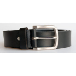 Kožený opasek 145 cm dlouhý z pevné 4 mm silné kůže s hladkým povrchem a polomatnou přezkou 38 mm široký