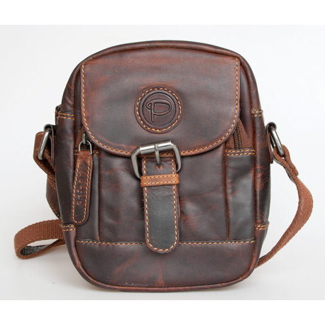 Menší hnědá pánská taška z pevné kůže s popruhem přes rameno