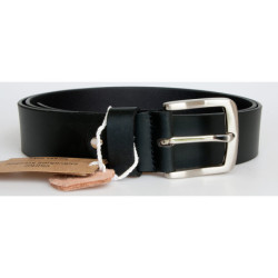 Matně černý kožený opasek Bullburry 125 cm dlouhý z pevné kůže 39 mm široký s lesklou přezkou