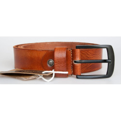 Hnědý kožený opasek 105 cm dlouhý z pevné silné kůže 38 mm široký s dekorativními prolisy a matně černou přezkou