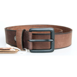 Hnědý pánský kožený opasek s tmavohnědými okraji a matně černou přezkou. Šířka 39 mm, délka 105 cm