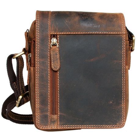 O trochu menší, než středně velká pánská taška z pevné kůže s popruhem přes rameno bez značek a nápisů